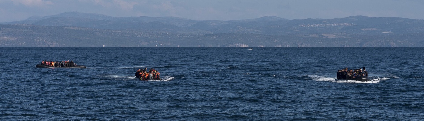 Skala Sikamias açıklarında kıyıya yaklaşan botlar (29 Ekim 2015). Fotoğraf: Ggia (CC BY-SA 4.0).
