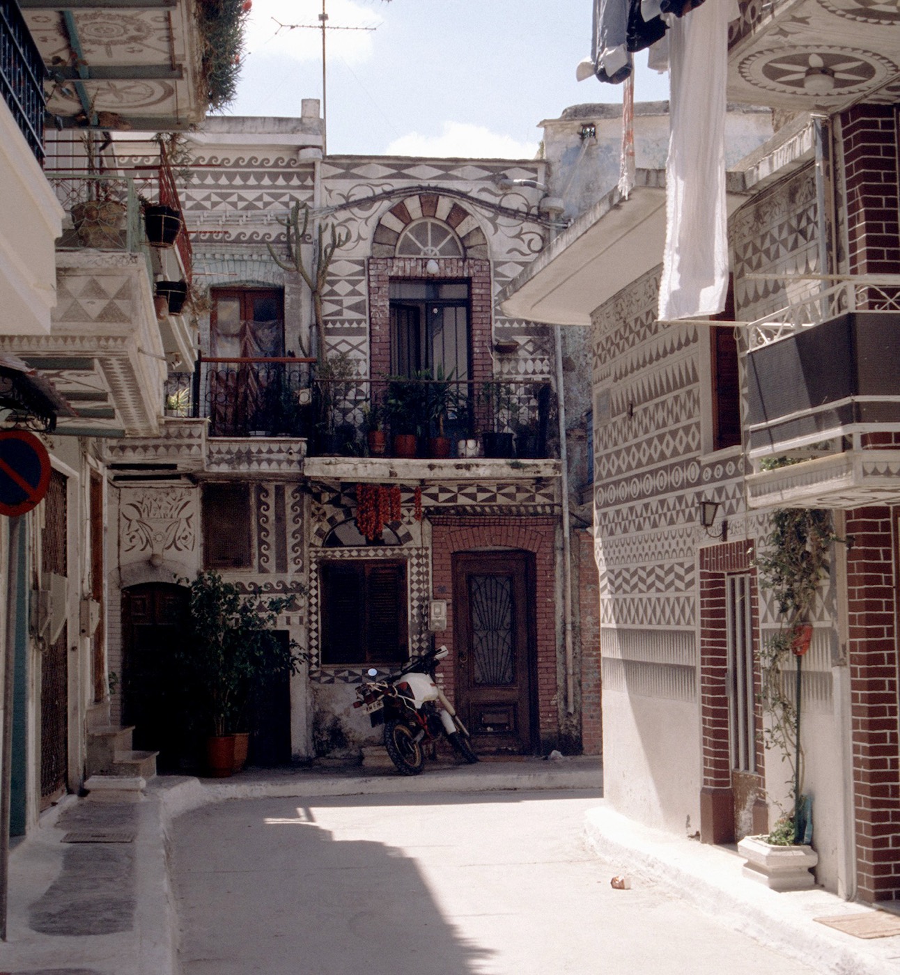 Pirgi'de kazıma tekniğiyle süslenmiş evler. Fotoğraf: Mätes II. (CC BY-SA 3.0).