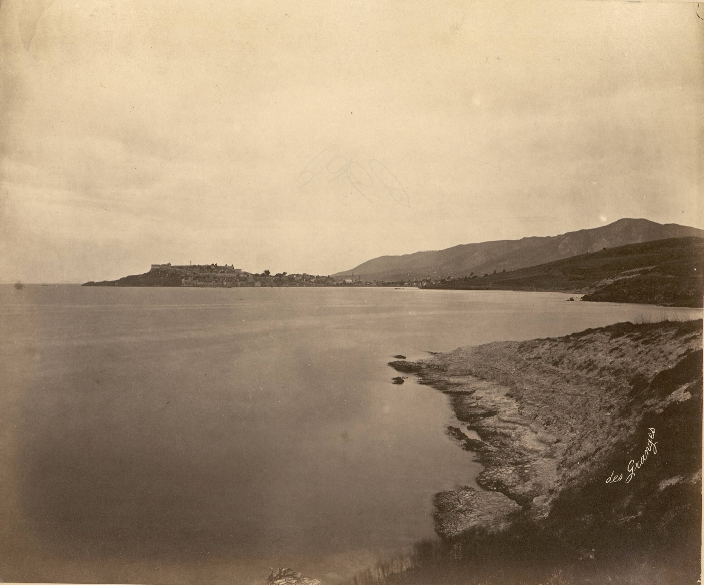Paul des Granges, Midilli şehri ve kalesi (1869 tarihli negatiften 1881 baskısı). Kamu malı.