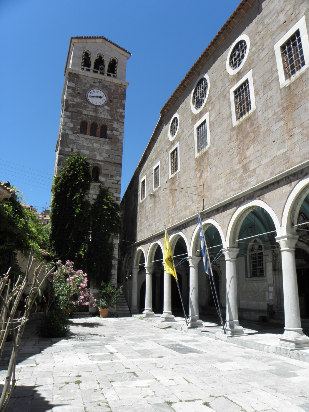 Ayiasos'taki Panayia Vrefokratusa kilisesi ve çan kulesi. Fotoğraf: Tedmek, kamu malı.