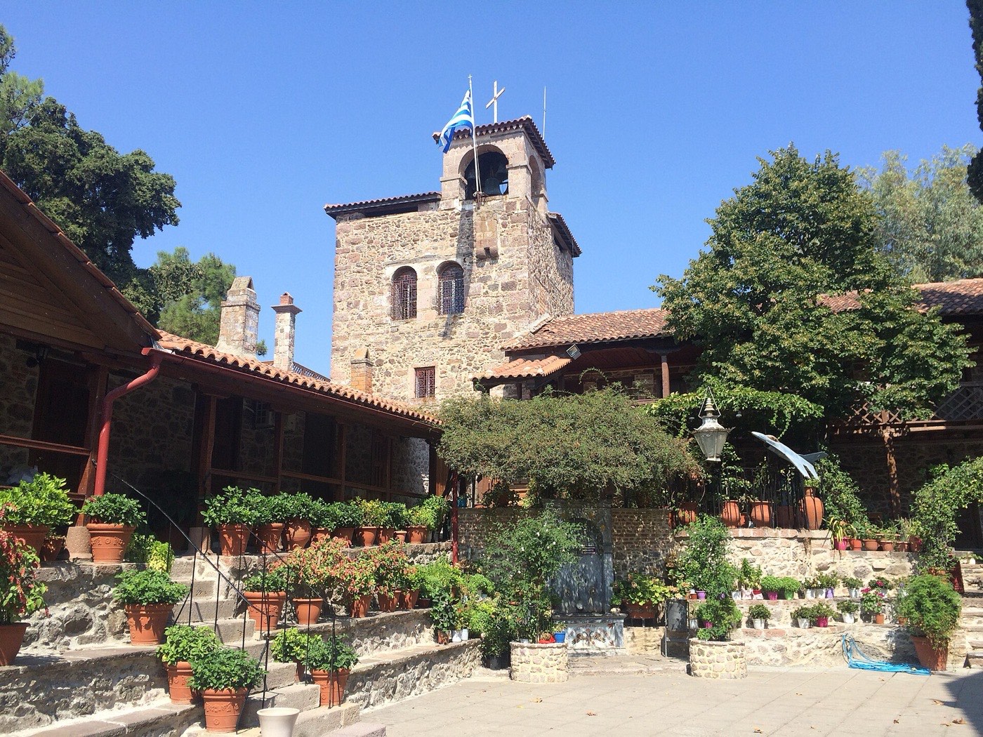 Mandamados'taki Taksiarhis Manastırı (2016). Fotoğraf: Aleksei m (CC BY-SA 4.0).