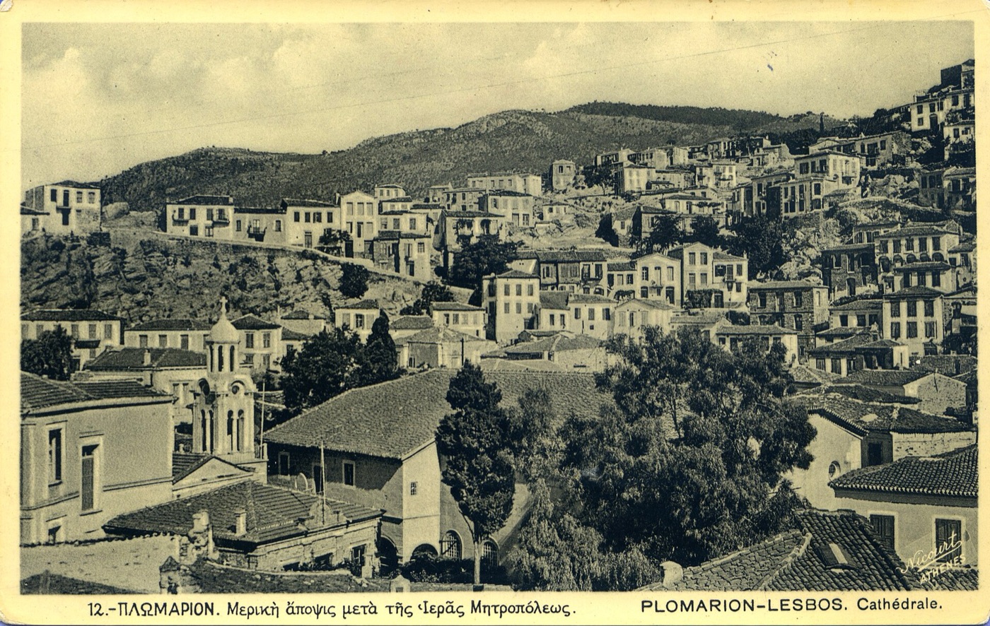 Plomari ve Metropolit kilisesi. Nikolaos Kurtidis'in (Nicourt) yayımladığı kartpostal (1935 civarı). Kamu malı.