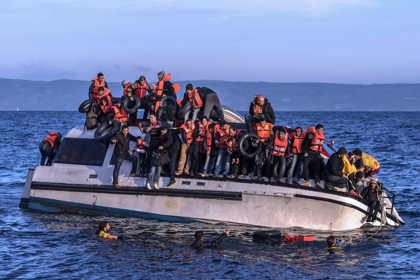 Skala Sikamias'a varan Suriyeli ve Iraklı sığınmacılar ve onlara yardım eden gönüllüler (30 Ekim 2015). Fotoğraf: Ggia (CC BY-SA 4.0).