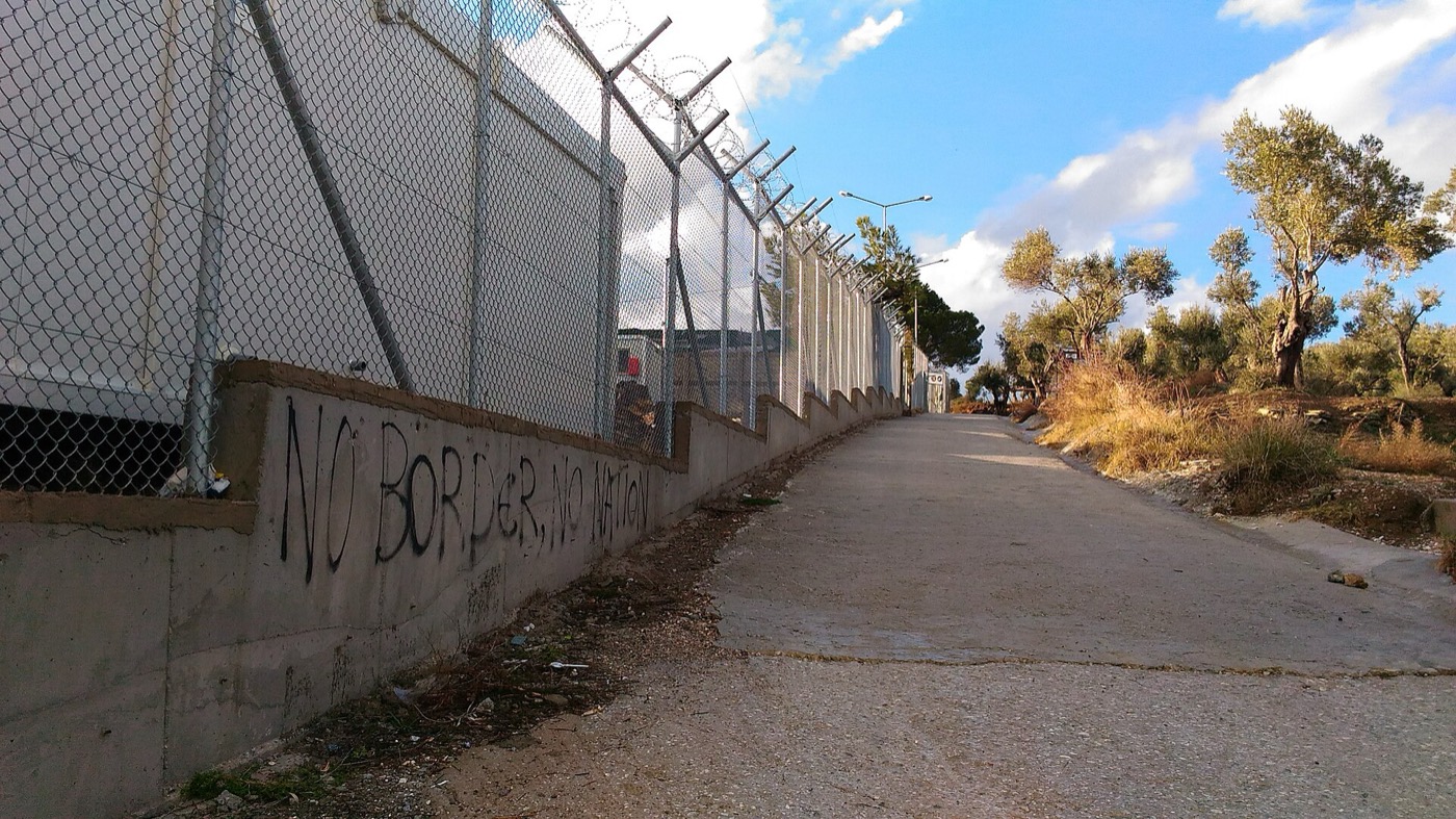 Moria kampının dış çiti (Ocak 2017). Fotoğraf: Cathsign (CC BY-SA 4.0).